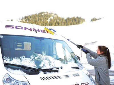 Frau beim Eiskratzen